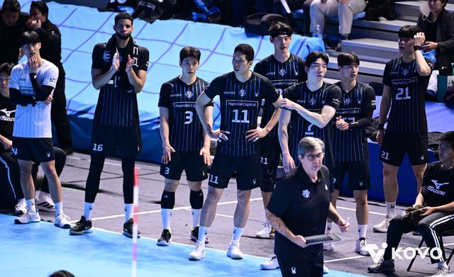 현대캐피탈 선수들이 10일 인천 계양체육관서 열린 대한항공과 챔피언 결정전 5차전서 코트를 바라보고 있다. 사진제공｜KOVO