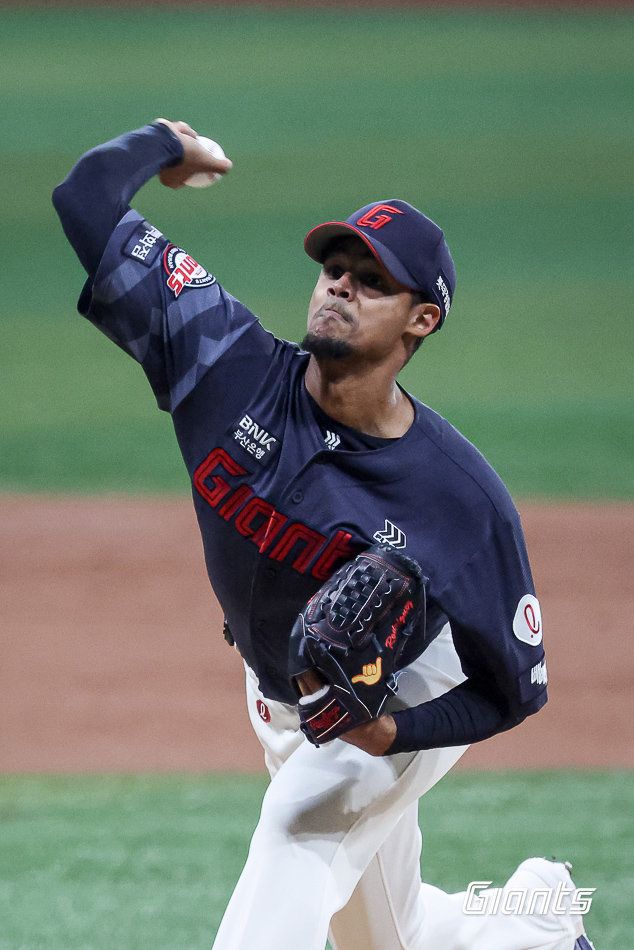 롯데 외국인 투수 엘빈 로드리게스가 10일 고척스카이돔서 열린 키움전서 역투하고 있다. 사진제공｜롯데 자이언츠