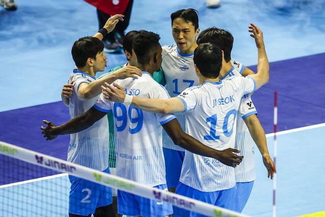 대한항공 선수들이 10일 인천 계양체육관에서 열린 현대캐피탈과 V리그 남자부 챔피언 결정전 5차전에서 팀 득점을 올린 뒤 기뻐하고 있다. 인천｜뉴시스