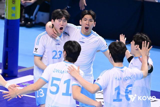 대한항공 선수들이 10일 인천 계양체육관서 열린 현대캐피탈과 챔피언 결정전 5차전서 득점한 뒤 기뻐하고 있다. 사진제공｜KOVO