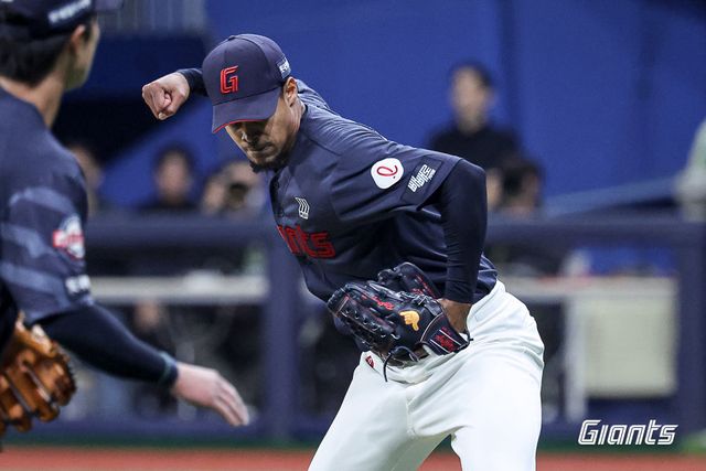 롯데 외국인 투수 엘빈 로드리게스가 10일 고척스카이돔서 열린 키움전서 주먹을 불끈 쥐고 있다. 사진제공｜롯데 자이언츠