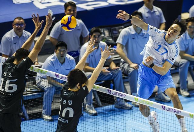 대한항공 임동혁이 10일 인천 계양체육관에서 열린 현대캐피탈과 V리그 남자부 챔피언 결정전 에서 상대 블로커들을 피해 스파이크 공격을 시도하고 있다. 인천｜뉴시스