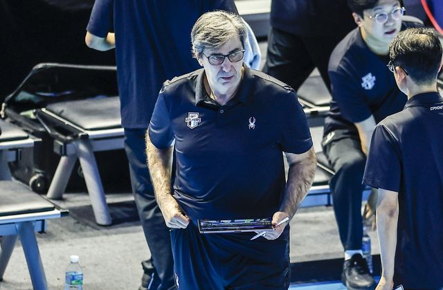 필립 블랑 현대캐피탈 감독이 10일 인천 계양체육관에서 열린 대한항공과 V리그 남자부 챔피언 결정전 5차전에서 코트를 응시하고 있다. 인천｜뉴시스