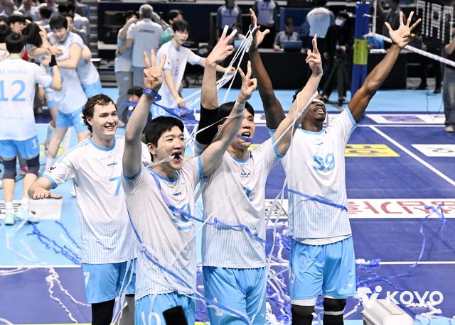 정지석(왼쪽 두 번째)을 비롯한 대한항공 선수들이 10일 인천 계양체육관서 열린 현대캐피탈과 챔피언 결정전 5차전서 우승을 확정한 뒤 기버하고 있다. 사진제공｜KOVO