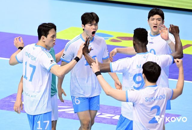 대한항공 선수들이 10일 인천 계양체육관서 열린 현대캐피탈과 챔피언 결정전 5차전서 득점한 뒤 기뻐하고 있다. 사진제공｜KOVO