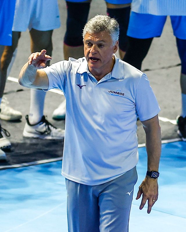 헤난 달 조토 대한항공 감독이 10일 인천 계양체육관에서 열린 현대캐피탈과 V리그 남자부 챔피언 결정전 5차전 도중 작전지시를 하고 있다. 인천｜뉴시스