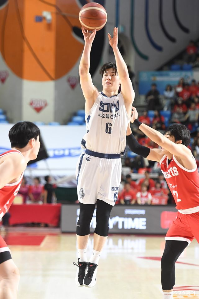 소노 이정현(가운데)이 12일 잠실학생체육관에서 열린 SK와 6강 PO 1차전 도중 외곽슛을 시도하고 있다. 사진제공｜KBL
