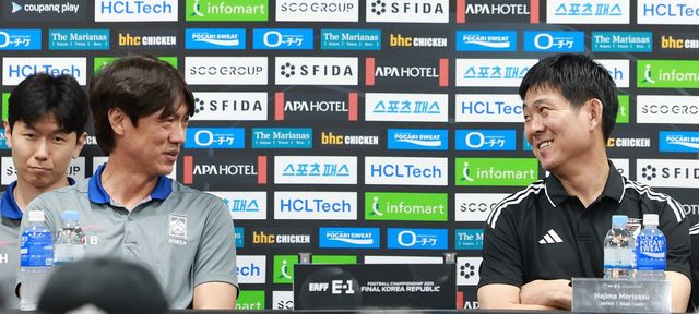 모리야스 일본 감독(오른쪽)이 유럽 출장서 부상자들을 점검한 뒤 이들의 몸 상태에 대해 언급해 눈길을 모았다. 뉴시스