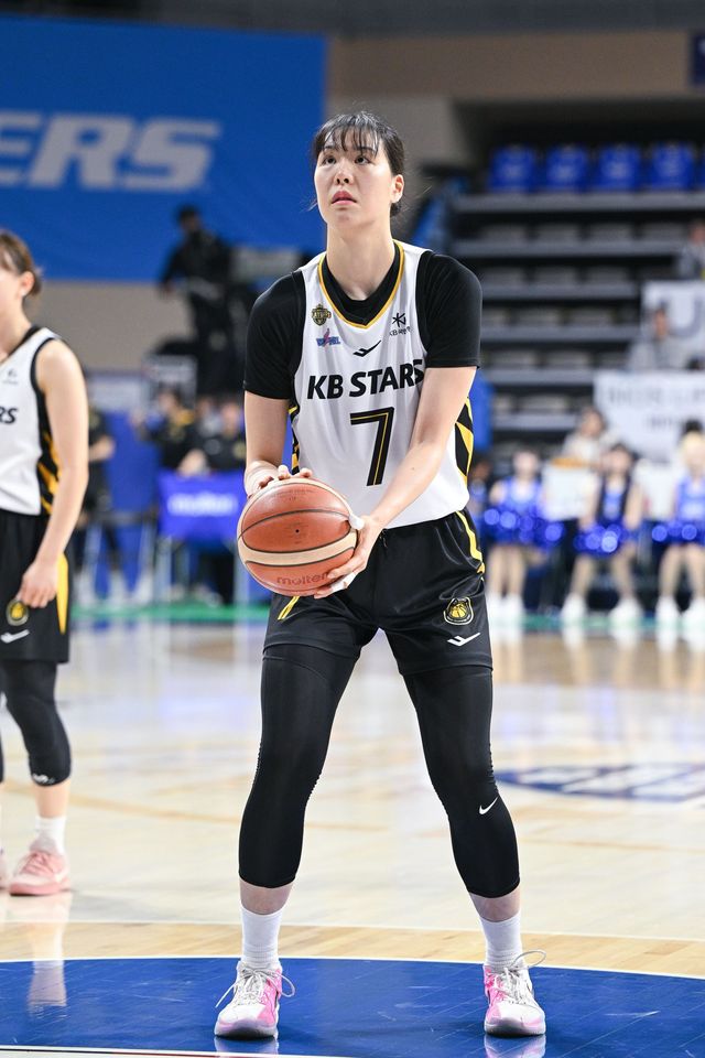 KB스타즈 박지수가 12일 아산이순신체육관서 열린 2025~2026시즌 우리은행과 4강 PO(5전 3승제) 3차전서 자유투를 던지고 있다. 사진제공｜WKBL