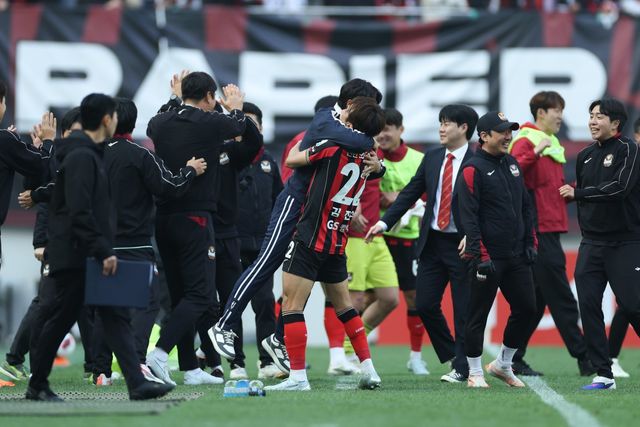 서울 주장 김진수와 김기동 감독이 11일 서울월드컵경기장에서 열린 전북과 K리그1 홈경기를 승리로 마친 뒤 꼭 끌어안고 환호하고 있다. 사진제공｜한국프로축구연맹