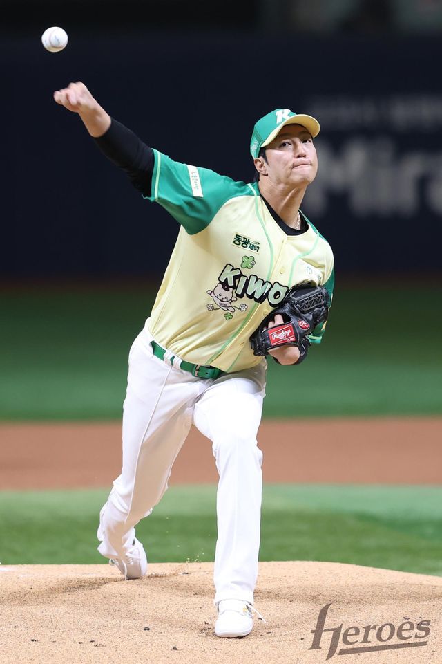 키움 안우진이 12일 고척 스카이돔에서 열린 ‘2026 신한 SOL KBO리그’ 롯데전에 선발등판해 힘차게 공을 던지고 있다. 안우진은 이날 직구 최고 구속이 시속 160㎞가 나왔다. 1이닝 1안타 1볼넷 1삼진 무실점 투구로 복귀전을 마쳤다. 사진제공｜키움 히어로즈