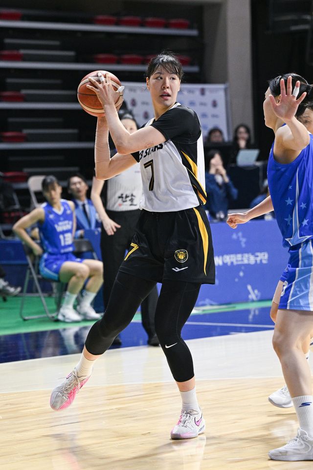 KB스타즈 박지수(왼쪽)가 12일 아산이순신체육관서 열린 ‘BNK금융 2025~2026 여자프로농구’ 우리은행과 4강 PO(5전3선승제) 3차전서 돌파하고 있다. 사진제공｜WKBL