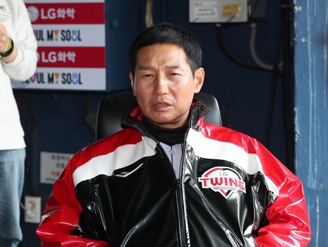 염경엽 LG 감독은 12일 “우리 베테랑들은 타격 컨디션이 안 좋아도 자기가 해야 하는 다른 역할들을 참 티내지 않고 잘 해준다”며 칭찬을 아끼지 않았다. 뉴시스