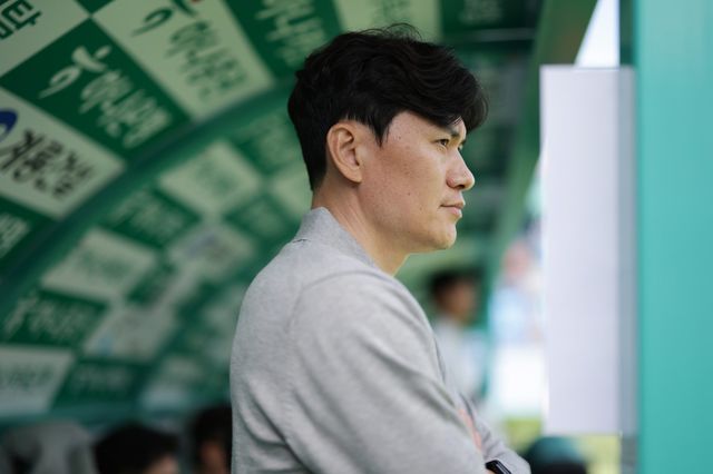 정경호 강원 감독이 12일 대전월드컵경기장에서 열린 대전하나와 K리그1 7라운드 원정경기 도중 그라운드를 응시하고 있다. 사진제공｜한국프로축구연맹