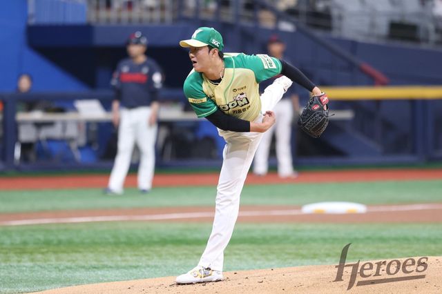 키움 안우진이 12일 고척 스카이돔에서 열린 ‘2026 신한 SOL KBO리그’ 롯데전에 선발등판해 힘차게 공을 던지고 있다. 안우진은 이날 직구 최고 구속이 시속 160㎞가 나왔다. 1이닝 1안타 1볼넷 1삼진 무실점 투구로 복귀전을 마쳤다. 사진제공｜키움 히어로즈