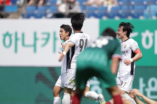 강원 김대원(왼쪽)이 12일 대전월드컵경기장에서 열린 대전하나와 K리그1 7라운드 원정경기에서 득점한 뒤 동료들의 축하를 받고 있다. 사진제공｜한국프로축구연맹