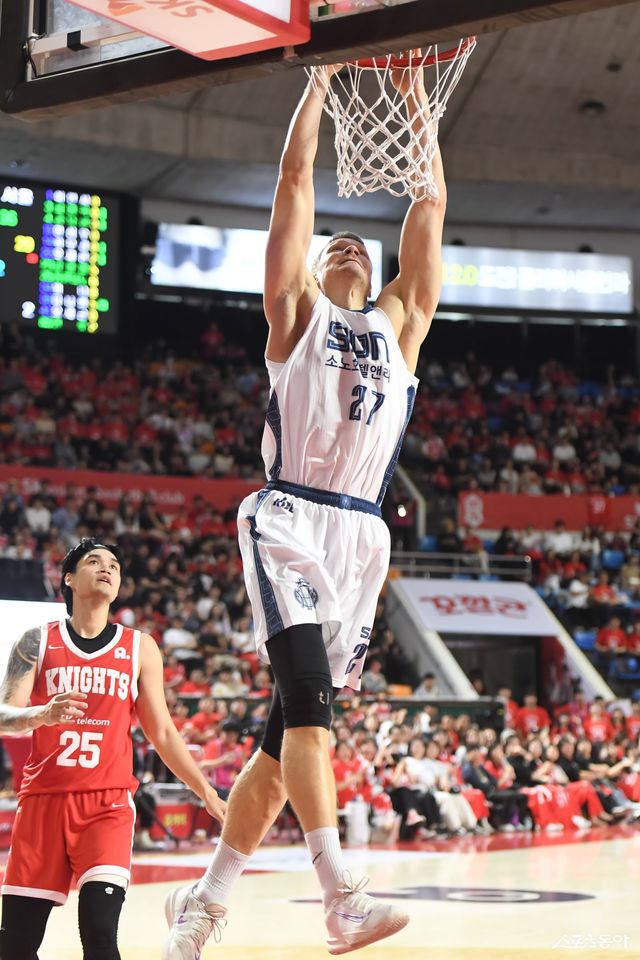 소노 이기디우스 모츠카비추스(오른쪽)가 12일 잠실학생체육관에서 열린 SK와 6강 PO 1차전 도중 덩크슛을 터트리고 있다. 사진제공｜KBL