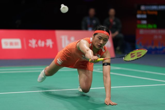 안세영이 12일 중국 닝보의 올림픽스포츠센터에서 열린 아시아개인선수권 여자단식 결승서 왕즈이의 공격을 받아내고 있다. 닝보│신화뉴시스