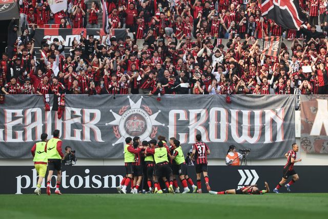 서울 선수들이 11일 서울월드컵경기장에서 열린 전북과 K리그1 홈경기에서 후반 추가시간 클리말라의 결승골이 터지자 한데 모여 기뻐하고 있다. 사진제공｜한국프로축구연맹