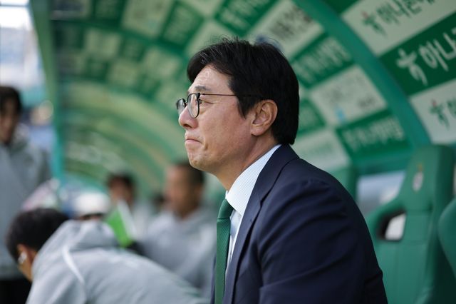 황선홍 대전하나 감독이 12일 대전월드컵경기장에서 열린 강원과 K리그1 7라운드 홈경기에서 초조한 표정을 지어보이고 있다. 사진제공｜한국프로축구연맹