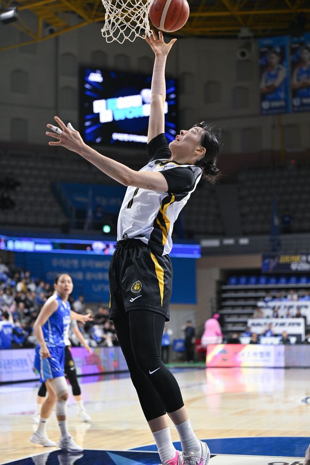 KB스타즈 박지수가 12일 아산이순신체육관서 열린 ‘BNK금융 2025~2026 여자프로농구’ 우리은행과 4강 PO(5전 3승제) 3차전서 골밑 슛을 시도하고 있다.사진제공｜WKBL