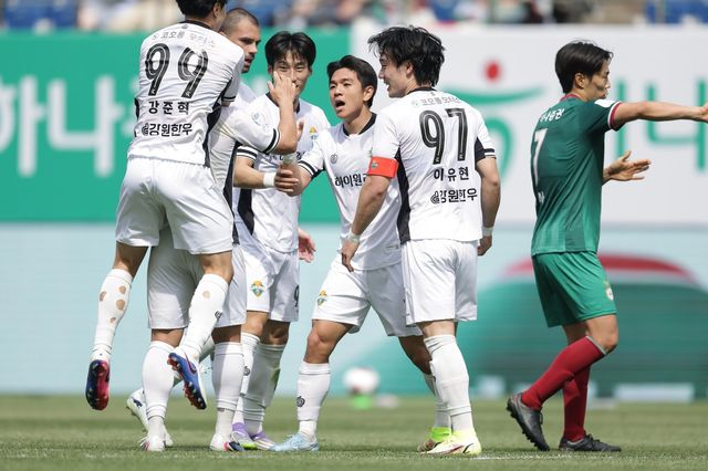 강원 김대원(오른쪽 3번째)이 12일 대전월드컵경기장에서 열린 대전하나와 K리그1 7라운드 원정경기에서 득점한 뒤 주장 이유현(97번) 등 동료들의 축하를 받고 있다. 사진제공｜한국프로축구연맹