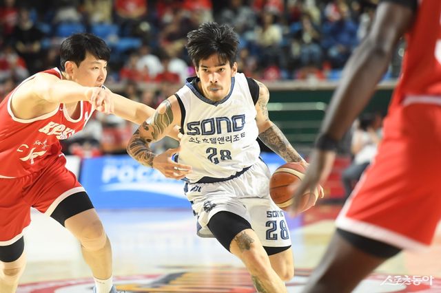 소노 케빈 켐바오(오른쪽)이 12일 잠실학생체육관에서 열린 SK와 6강 PO 1차전 도중 드리블 돌파를 시도하고 있다. 사진제공｜KBL