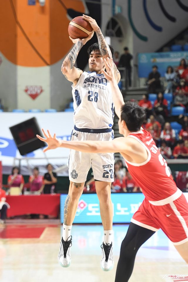 소노 케빈 켐바오(왼쪽)이 12일 잠실학생체육관에서 열린 SK와 6강 PO 1차전 도중 김형빈의 수비를 피해 외곽슛을 시도하고 있다. 사진제공｜KBL