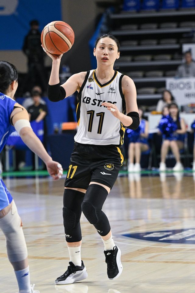 KB스타즈 강이슬이 12일 아산이순신체육관서 열린 ‘BNK금융 2025~2026 여자프로농구’ 우리은행과 4강 PO(5전3선승제) 3차전서 동료에게 패스하고 있다. 사진제공｜WKBL