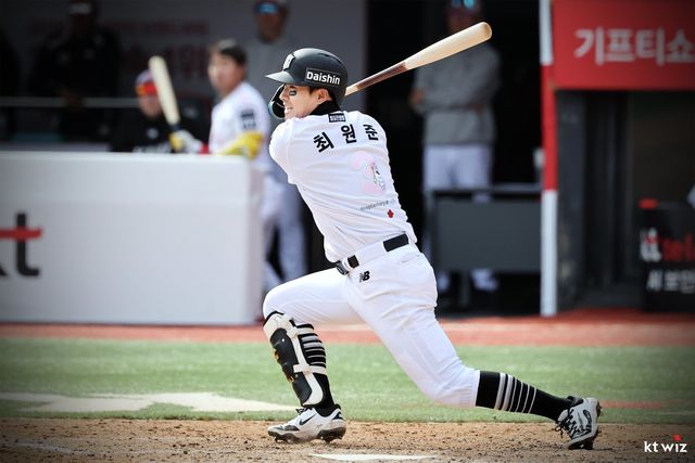 KT 최원준이 12일 수원KT위즈파크서 열린 두산전서 타격하고 있다. 사진제공｜KT 위즈