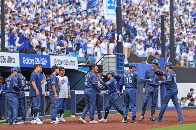 삼성 원태인(오른쪽 끝)이 12일 대구 삼성라이온즈파크서 열린 NC전에 선발등판을 마친 뒤 동료의 격려를 받으며 더그아웃으로 들어가고 있다. 사진제공｜삼성 라이온즈