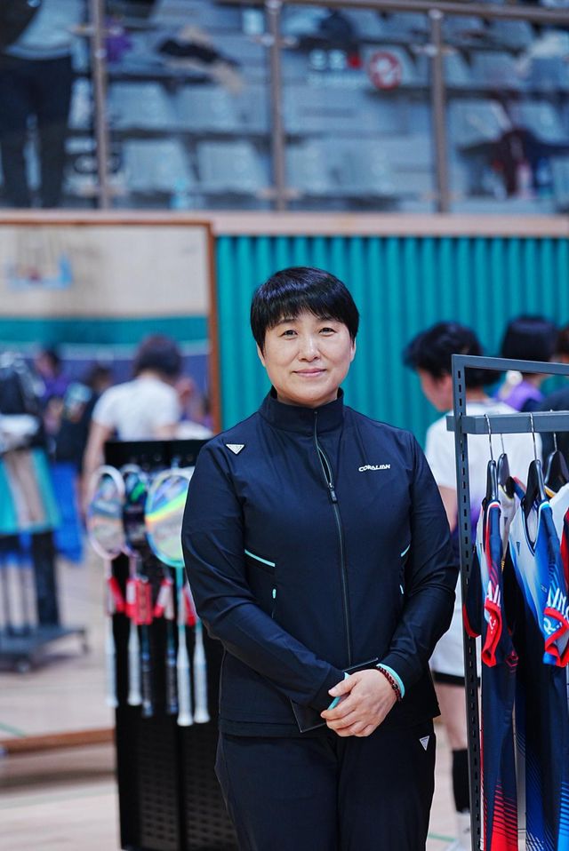 김명옥 코랄리안 대표는&nbsp;12일 고양특례시 어울림누리 체육관에서 열린 ‘2026 전국 배드민턴 대회 코랄리안배 SMASH CUP(스매시컵)’을 마친 뒤 친근감과 후원 확대 모두 잡겠다고 다짐했다. 사진제공│코랄리안