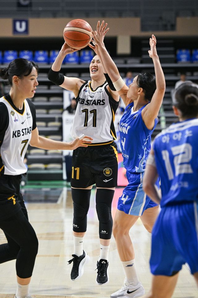 KB스타즈 강이슬(11번)이 12일 아산이순신체육관서 열린 ‘BNK금융 2025~2026 여자프로농구’ 우리은행과 4강 PO(5전3선승제) 3차전서 외곽슛을 던지고 있다. 사진제공｜WKBL