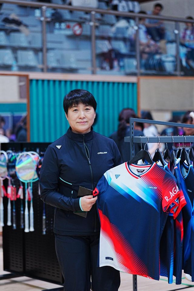 김명옥 코랄리안 대표는&nbsp;12일 고양특례시 어울림누리 체육관에서 열린 ‘2026 전국 배드민턴 대회 코랄리안배 SMASH CUP(스매시컵)’을 마친 뒤 친근감과 후원 확대 모두 잡겠다고 다짐했다. 사진제공│코랄리안