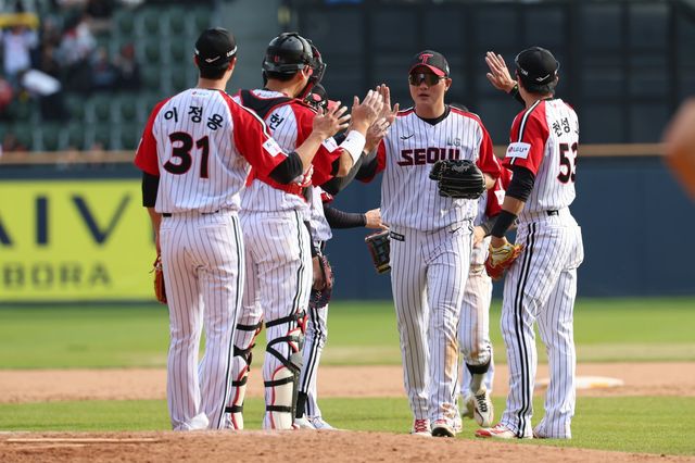 12일 잠실 SSG전 승리 후 하이파이브를 나누는 LG 선수단. 사진제공｜LG 트윈스