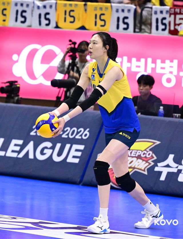 양효진이 13일 그랜드 워커힐 서울에서 열린 ‘진에어 2025-2026 V리그 시상식’에서 베스트 7 미들블로커 부문에 선정된 데 이어 신기록상도 수상했다. 사진제공｜KOVO