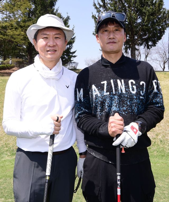 정몽규 대한축구협회장(왼쪽)과 이정효 광주FC 감독이 13일 경기도 용인 코리아CC에서 열린 2026 축구인 골프대회에서 티오프를 기다리고 있다. 용인｜사진공동취재단