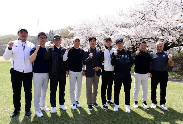13일 경기도 용인 코리아CC에서 열린 ‘2026 축구인 골프대회’에 참가한 K리그 감독들이 티오프를 앞두고 파이팅을 외치며 활짝 웃고 있다. 용인｜사진공동취재단