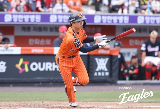 한화 이원석이 12일 대전 한화생명볼파크에서 열린 ‘2026 신한 SOL KBO리그’ KIA전에 1번타자 중견수로 나서 안타를 날린 뒤 타구를 바라보고 있다. 이원석은 이날 5타수 2안타 1타점을 기록했다. 사진제공｜한화 이글스