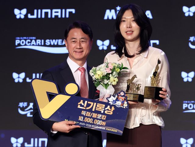양효진(오른쪽)이 13일 그랜드 워커힐 서울에서 열린 ‘진에어 2025-2026 V리그 시상식’에서 신기록상을 받은 뒤 신무철 KOVO 사무총장과 환하게 웃고 있다.&nbsp;뉴시스