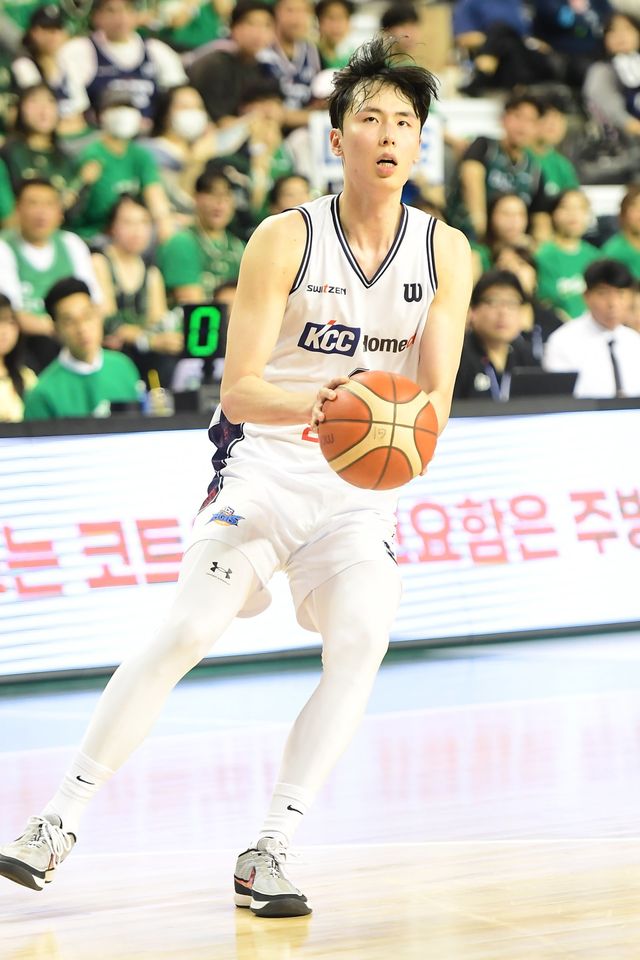 KCC 송교창이 13일 원주DB프로미아레나서 열린 ‘2025~2026 LG전자 프로농구’ 6강 PO DB와 1차전서 슛을 던지기 전 림을 바라보고 있다. KCC는 송교창의 20득점 활약을 앞세워 DB를 81-78로 꺾고 PO 1차전 승리를 가져갔다. 사진제공｜KBL