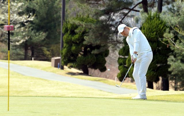 김병지 강원 대표이사가&nbsp;13일 경기도 용인 코리아CC서 열린 ‘2026 축구인 골프대회’서 샷을 날리고&nbsp;있다. 그는 북중미월드컵을 앞둔 축구국가대표팀을 향해 비판보단&nbsp;응원이 필요하다고 강조했다.&nbsp;용인│공동취재단