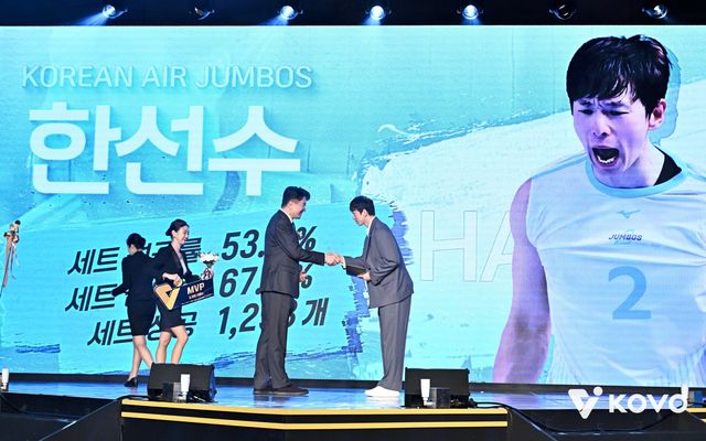 대한항공 한선수(오른쪽)가 13일 그랜드 워커힐 서울에서 열린 ‘진에어 2025~2026 V리그 시상식’에서 남자부 정규리그 MVP를 수상하고 있다. 사진제공│KOVO