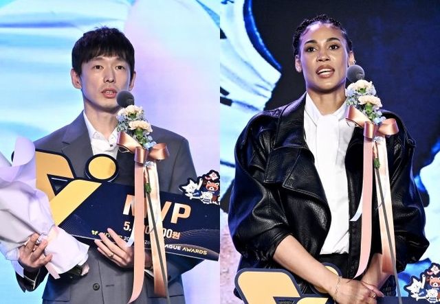 대한항공 한선수(왼쪽)와 GS칼텍스 지젤 실바가 13일 그랜드 워커힐 서울에서 열린 ‘진에어 2025~2026 V리그 시상식’에서 남녀부 정규리그 MVP를 수상한 뒤 소감을 밝히고 있다. 사진제공│KOVO