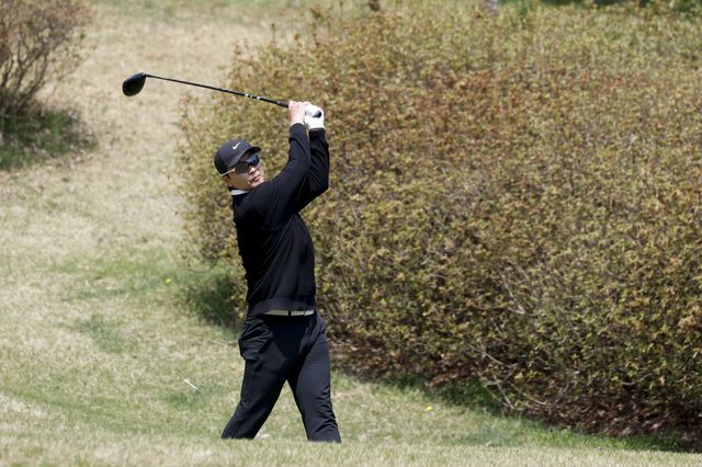 이동국 용인 테크니컬 디렉터가&nbsp;13일 경기도 용인 코리아CC서 열린 ‘2026 축구인 골프대회’서 샷을 날리고&nbsp;있다. 그는 북중미월드컵을 앞둔 축구국가대표팀이 고지대 적응책을 잘 마련하면 목표인 조별리그 통과를 달성할 수 있다고 조언했다.&nbsp;용인│공동취재단