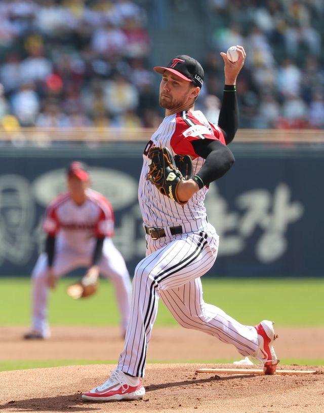 LG 앤더스 톨허스트가 12일 잠실구장서 열린 ‘2026 신한 SOL KBO리그’ SSG전에 선발투수로 등판해 힘차게 공을 던지고 있다. 톨허스트는 6이닝 4탈삼진 무실점 호투로 팀의 9-1 대승을 이끌었다. 사진제공｜LG 트윈스