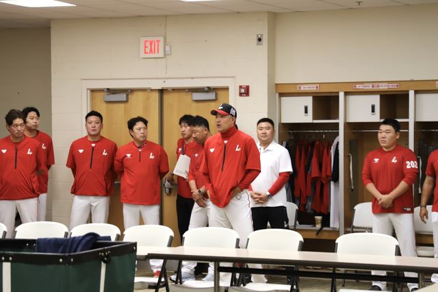 이숭용 SSG 감독은 14일 인천 두산전을 앞두고 선수단 전체 미팅을 진행하며 야수들의 기본기를 강조했다. 사진제공｜SSG 랜더스