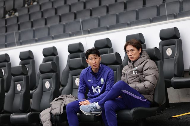 홍명보 축구국가대표팀 감독(오른쪽)은 2026북중미월드컵의 최대 화두인 ‘고지대 적응’을 위해 맞춤형 훈련 프로그램을 마련했다. 지난달 코트디부아르와 평가전을 앞두고 영국 밀턴킨스서 진행된 팀 훈련 도중 주장 손흥민과 대화하는 모습. 사진제공｜대한축구협회