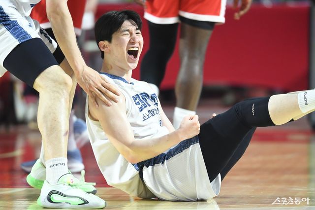 소노 이정현이 14일 잠실학생체육관에서 열린 SK와 6강 PO 2차전서 득점에 성공한 뒤 환호하고 있다. 사진제공｜KBL
