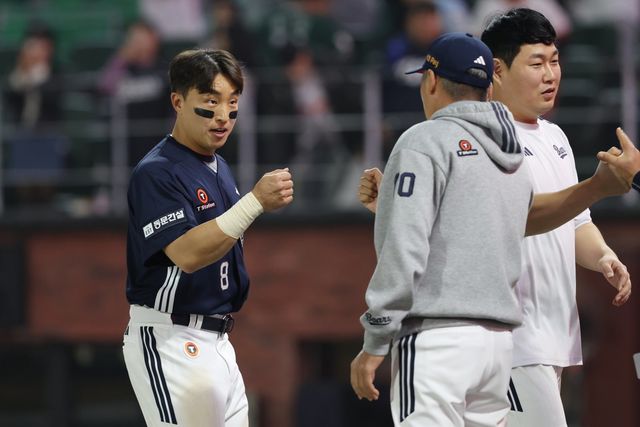 두산 손아섭(왼쪽)이 14일 인천SSG랜더스필드서 열린 SSG와 원정경기가 끝난 뒤 김원형 감독과 세리머니를 하고 있다.&nbsp;사진제공｜두산 베어스